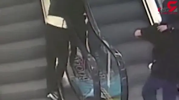 لحظه نجات کودک بازیگوش از له شدن بین 2 پله برقی+فیلم