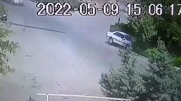 فیلم عجیب از رانندگی مرد پژو سوار / با سرعت وارد میدان گیلاوند شد