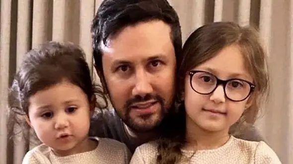 مبل ال چرمیِ اتاق نشیمنِ خانه اروپایی و باکلاس شاهرخ استخری که پاتوق همیشگی نبات خانومه +ویدئو/ مثل همیشه شیک و مد روز