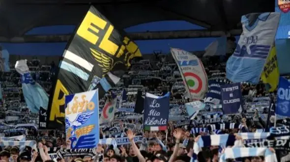 هواداران دستشان به هم نرسید ، پلیس را زدند!