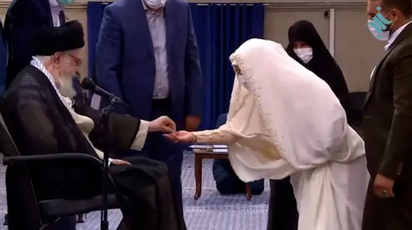 شرط زیبای رهبر معظم انقلاب برای عروس و داماد جوان + فیلم هدیه نفیس رهبری