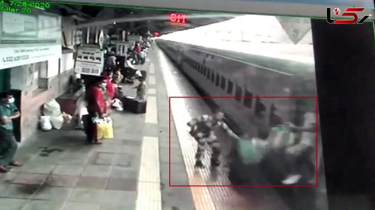 نجات مسافر سقوط کرده به زیر قطار در آخرین لحظه ! + فیلم / هند
