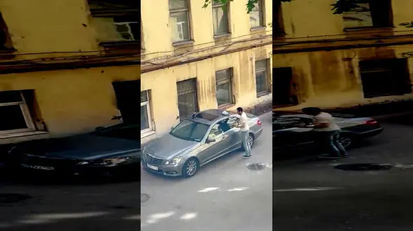 فیلم لحظه حمله کلاغ ها به مرد بنز سوار