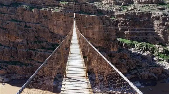 افراد ناشناش بلندترین پل معلق خاورمیانه در پلدختر را تخریب کردند+عکس