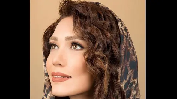 تیپ مجلسی بازیگر مشهور تلویزیون در رستوران 