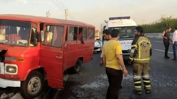 9 مصدوم در پی برخورد مینی بوس و خودرو سواری + جزئیات