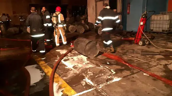 آتش سوزی هولناک در کارخانه رنگ سازی  در جاده مخصوص کرج+ تصاویر