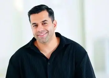 صفر تا صد بیوگرافی رضا بهرام خواننده و آهنگساز خوش صدای ایرانی؛ از عضو تیم فوتبال فولاد خوزستان تا فارغ التحصیلی در رشته مدیریت مالی