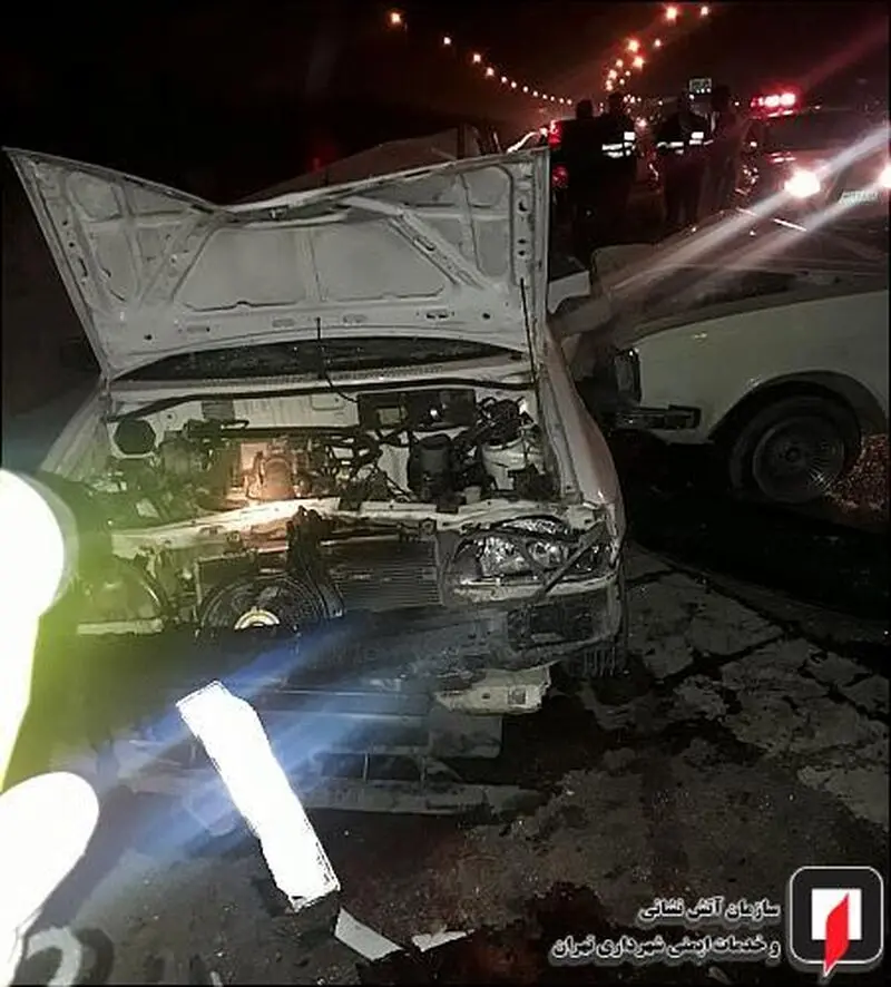 مصدومیت 6 سرنشین در تصادف زنجیره‌ای سه خودرو در بزرگراه آزادگان