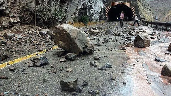 ریزش سنگ راه ۵ روستای مرزن‌آباد چالوس بست + جزییات