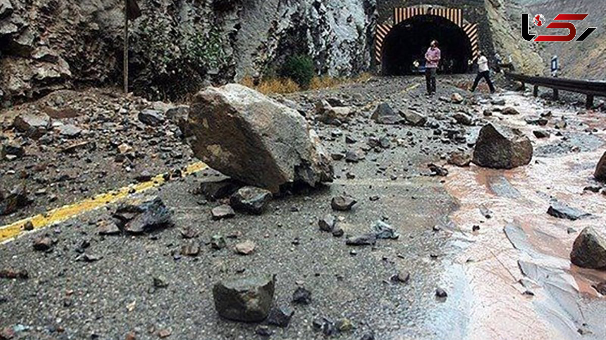 ریزش سنگ در جاده کندوان / مسافران بخوانند!