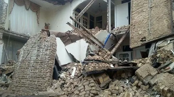 ریزش ساختمان دو طبقه در پی گود برداری غیر اصولی + تصاویر