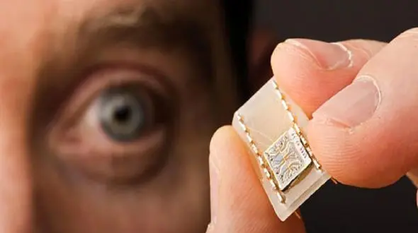 ساخت گوشی‌ های هوشمند به کوچکی کارت اعتباری