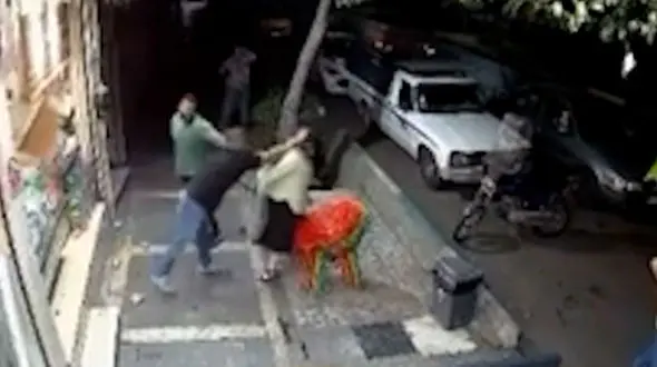 فیلم / بی شرم ترین اوباش قداره کش تهران که پیرزن را کتک زدند / ببینید پیرزن بی گناه چطور پرت شد ...