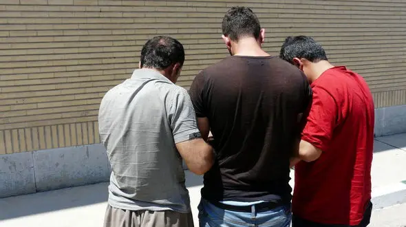 این مرد بخاطرپول جلوی ماشین ها می پرید / او 2 اسکورت داشت + عکس 