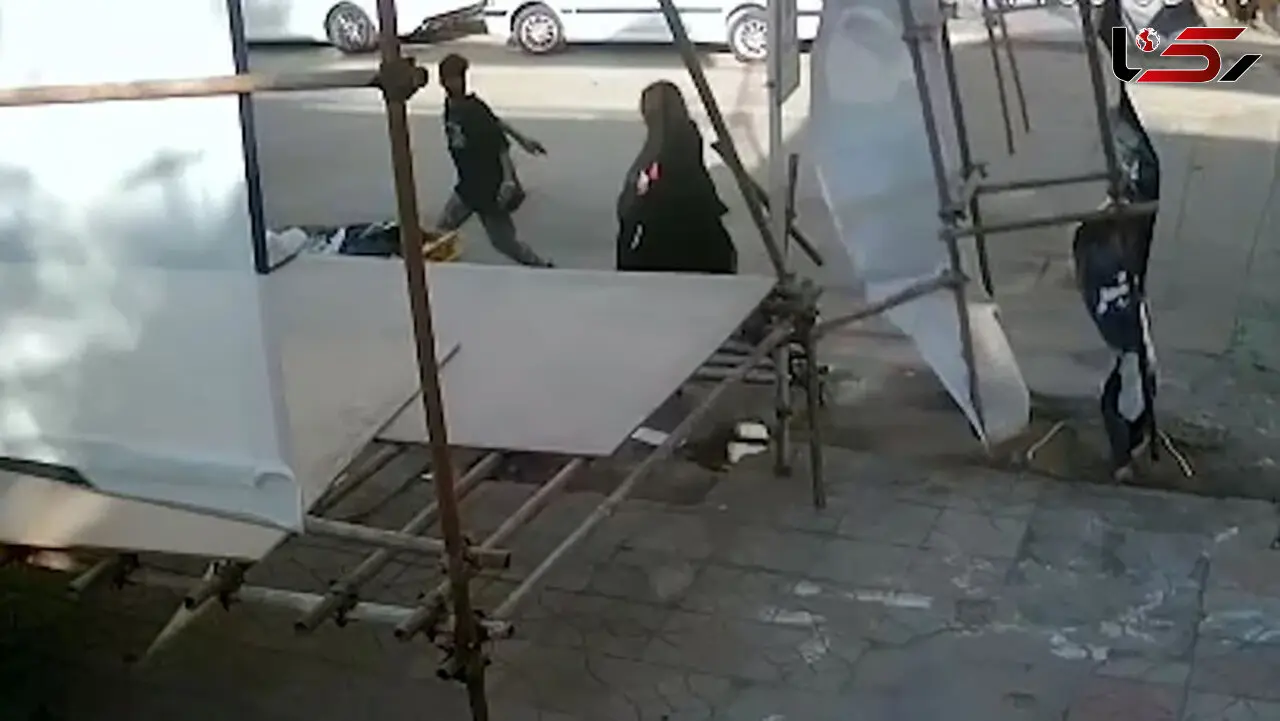 ببینید / لحظه سقوط هولناک شیشه سکوریت روی چند نفر