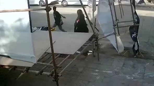 ببینید / لحظه سقوط هولناک شیشه سکوریت روی چند نفر