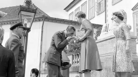 عکس | تونل زمان؛ دستبوسی محمدرضا پهلوی از ملکه دانمارک در سال ۱۳۳۸