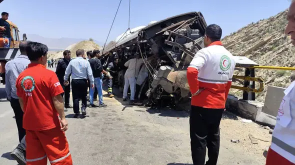 فیلم واژگونی اتوبوس زائران مشهد در جاده شیراز / 46 کشته و زخمی برجا ماند + آخرین جزئیات
