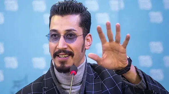 تصویر خنده دار و دهه شصتی از تیپ دامادی بهرام افشاری با یک کت زرد و موهای فرفری+عکس