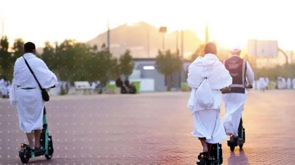  زائران حج بین اماکن مقدس از اسکوتر برقی استفاده می کنند + عکس