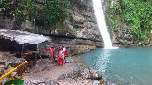 غرق شدن یک جوان در آبشار شیرآباد خان‌ببین+ فیلم