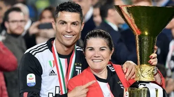 فیلم/ رونالدو: مادرم وقتی بازی مهم مرا دید دندان هایش شکست /به او گفتم پدر ندارم نمیخواهم مادر هم نداشته باشم