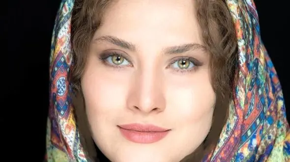 نگاهی به چیدمان لاکچری منزل ساناز سعیدی ؛ از لوسترهای چشمگیر و مبلمان و میز غذاخوری و مجسمه تا کتابخانه‌ای که دل هر بیننده‌ای را می‌برد