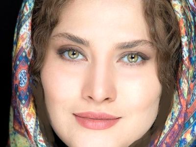 نگاهی به چیدمان لاکچری منزل ساناز سعیدی ؛ از لوسترهای چشمگیر و مبلمان و میز غذاخوری و مجسمه تا کتابخانه‌ای که دل هر بیننده‌ای را می‌برد