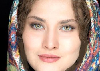 نگاهی به چیدمان لاکچری منزل ساناز سعیدی ؛ از لوسترهای چشمگیر و مبلمان و میز غذاخوری و مجسمه تا کتابخانه‌ای که دل هر بیننده‌ای را می‌برد