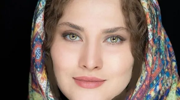 نگاهی به چیدمان لاکچری منزل ساناز سعیدی ؛ از لوسترهای چشمگیر و مبلمان و میز غذاخوری و مجسمه تا کتابخانه‌ای که دل هر بیننده‌ای را می‌برد