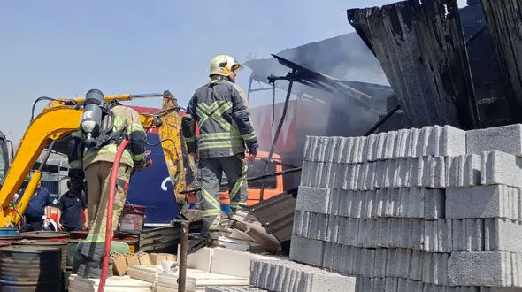مهار آتش‌سوزی هولناک انبار کالا در بزرگراه بابایی بدون تلفات جانی