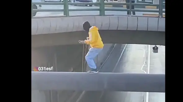 طناب‌زنی مرگبار پارکورکار جوان بر بالای اتوبان پر از خودرو! / در اصفهان رخ داد!