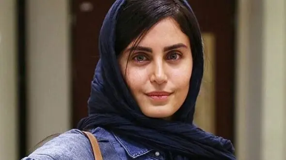 شعرخوانی فوق زیبا و عاشقانه الناز شاکردوست با چادر و مقنعه/ ای عشق از آتش اصل و نسب داری+ فیلم