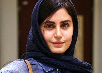 شعرخوانی فوق زیبا و عاشقانه الناز شاکردوست با چادر و مقنعه/ ای عشق از آتش اصل و نسب داری+ فیلم
