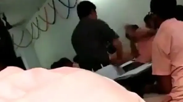 تنبیه غیر انسانی یک دانش آموز توسط معلم سنگدل + فیلم