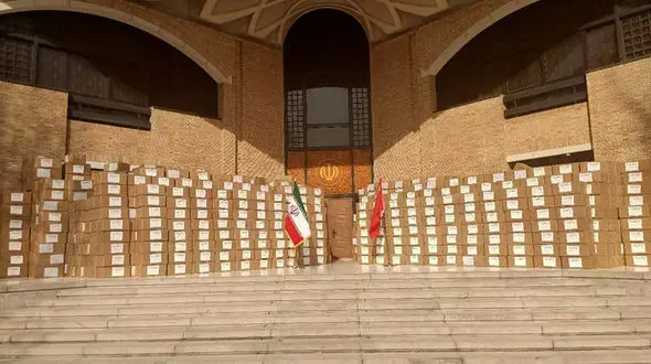 چین صدها هزار ماسک، عینک و لباس محافظ به ایران اهدا کرد + عکس