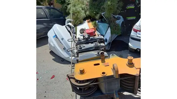 سقوط جرثقیل ماشین 3 اصفهانی را پرس کرد + عکس های له شده