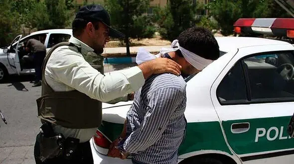 فیلم لحظه رهایی پسربچه از صندوق ماشین کودک ربایان / از ماکو ربودن و در زنجان دستگیر شدند + گفتگو با کودک