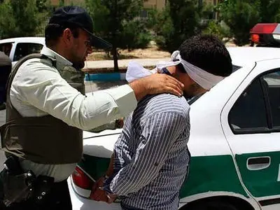 فیلم لحظه رهایی پسربچه از صندوق ماشین کودک ربایان / از ماکو ربودن و در زنجان دستگیر شدند + گفتگو با کودک