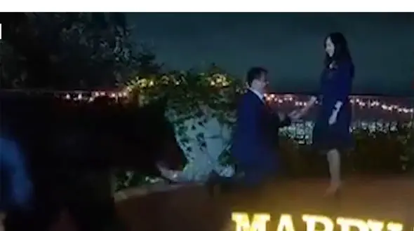 فیلم عجیب از ورود سرزده یک خرس به مراسم خواستگاری! / عروس و داماد از ترس خندیدند!