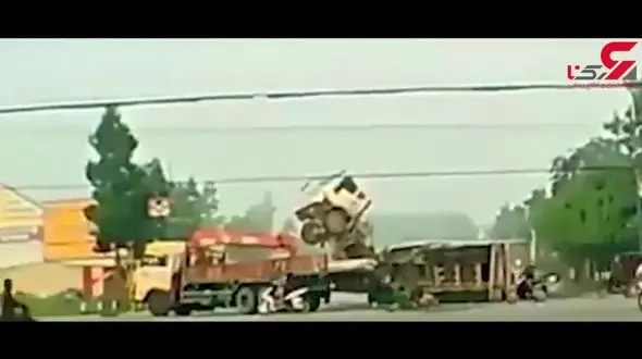 تصادف وحشتناک دو کامیون حامل بار + فیلم 