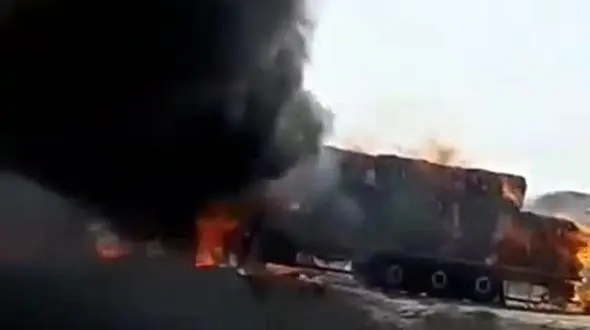 فیلم هواناک از در آتش سوختن تریلی در جاده رامهرمز - بهبهان