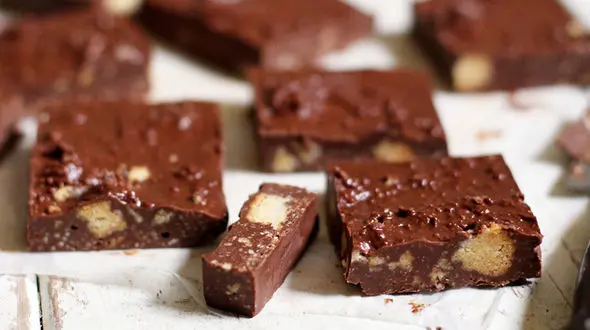 طرز تهیه شکلات تخته ای با بیسکویت پتی بور