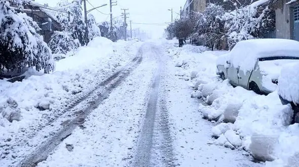 ببینید / گرفتار شدن خودروهای سنگین در برف و یخبندان محور مواصلاتی سنندج