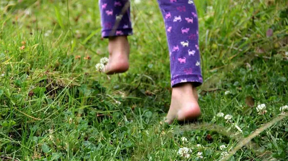 5 فایده پابرهنه در دل طبیعت رفتن