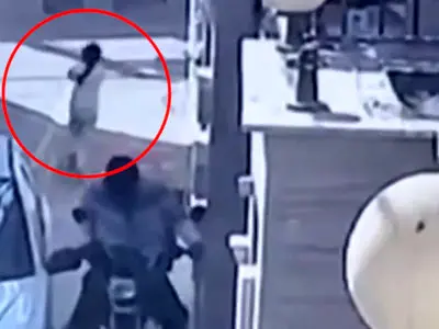 فیلم لحظه سرقت گوشواره دختر بچه 8 ساله / هشدار به خانواده ها / دختر بچه ها را با طلاجات بیرون نفرستید