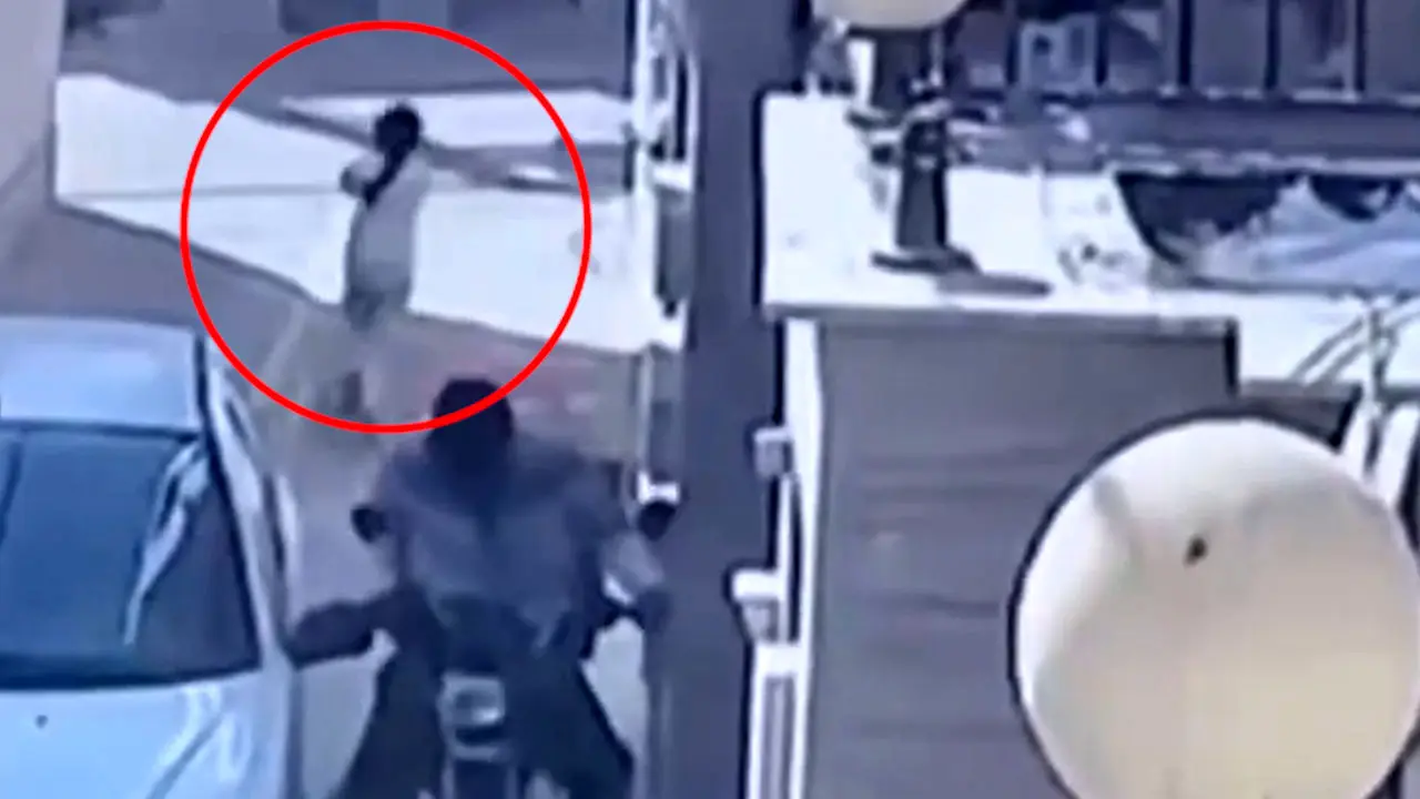 فیلم لحظه سرقت گوشواره دختر بچه 8 ساله / هشدار به خانواده ها / دختر بچه ها را با طلاجات بیرون نفرستید