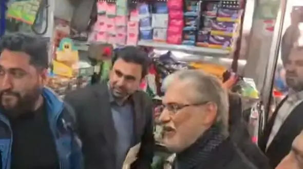 فیلم / نجات دختر دانشجو از دست زورگیرها در کوی دانشگاه توسط مرد مغازه دار ! / تا خوابگاه طرشت او را همراهی کرد !