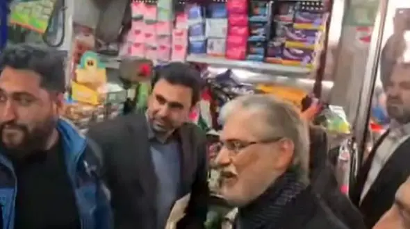 فیلم / نجات دختر دانشجو از دست زورگیرها در کوی دانشگاه توسط مرد مغازه دار ! / تا خوابگاه طرشت او را همراهی کرد !